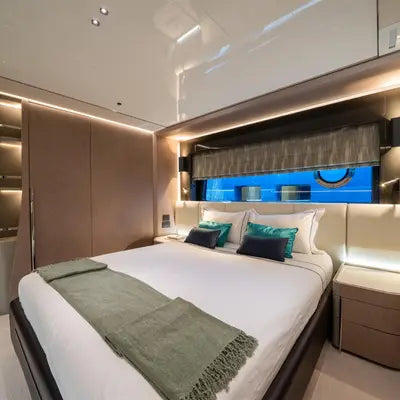 100 YACHT