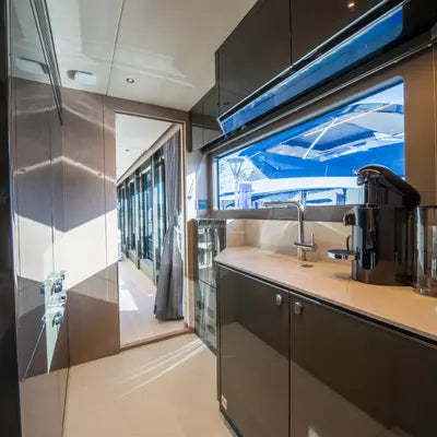 100 YACHT